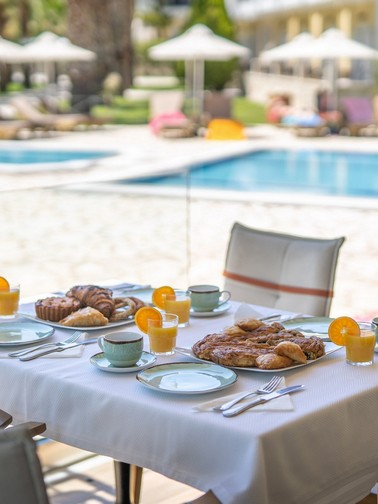 Breakfast by the pool
