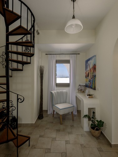 Entrance hall and spiral staircase (ground floor)