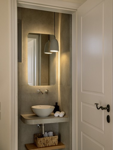 WC (upper level)