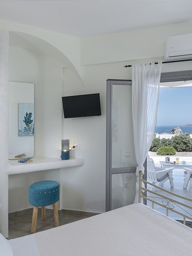 Ground-floor double bedroom with sea view