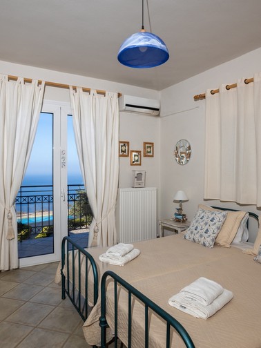 Bedroom with two single beds