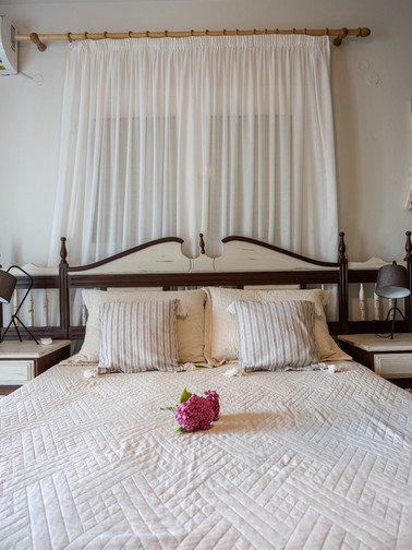 Bedroom with queen-size bed