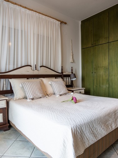 Bedroom with queen-size bed