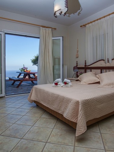Bedroom with queen-size bed sea view