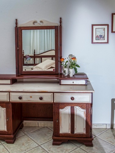 Bedroom with queen-size bed dressing table