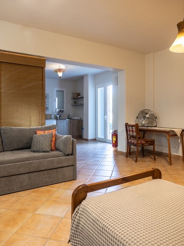 Bedroom with 2 single beds and sofa-beds