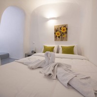 The Blue Domes Cave Villa (7 persons)