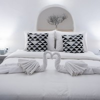 The Blue Domes Cave Villa (7 persons)