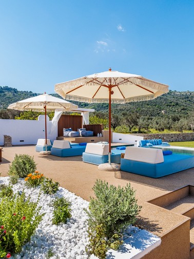 Garden, sunbeds, and pool