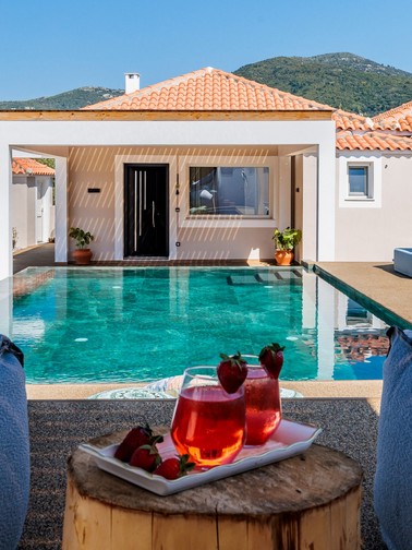 Cold refreshments by the pol