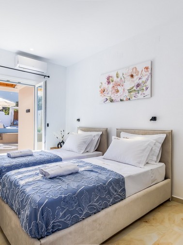 Bedroom with twin beds