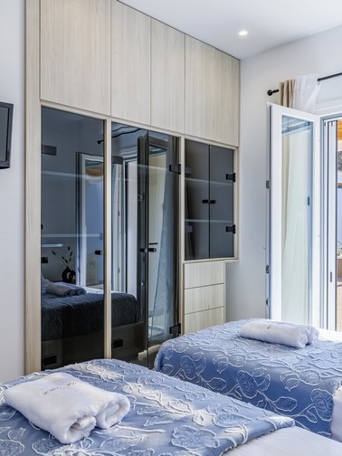 Bedroom with twin beds