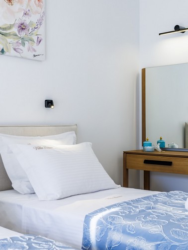 Bedroom with twin beds